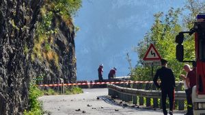 Frana sul lago d’Iseo, riaperta la litoranea tra Castro e Riva di Solto: la caduta massi danneggiò due auto