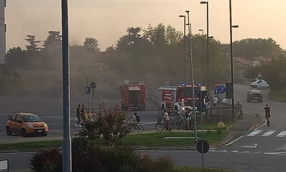 Martinengo, fumo nero nel parcheggio del supermercato: intervengono i vigili del fuoco