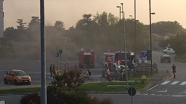 Martinengo, fumo nero nel parcheggio del supermercato: intervengono i vigili del fuoco