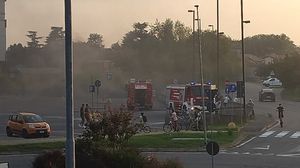 Martinengo, fumo nero nel parcheggio del supermercato: intervengono i vigili del fuoco