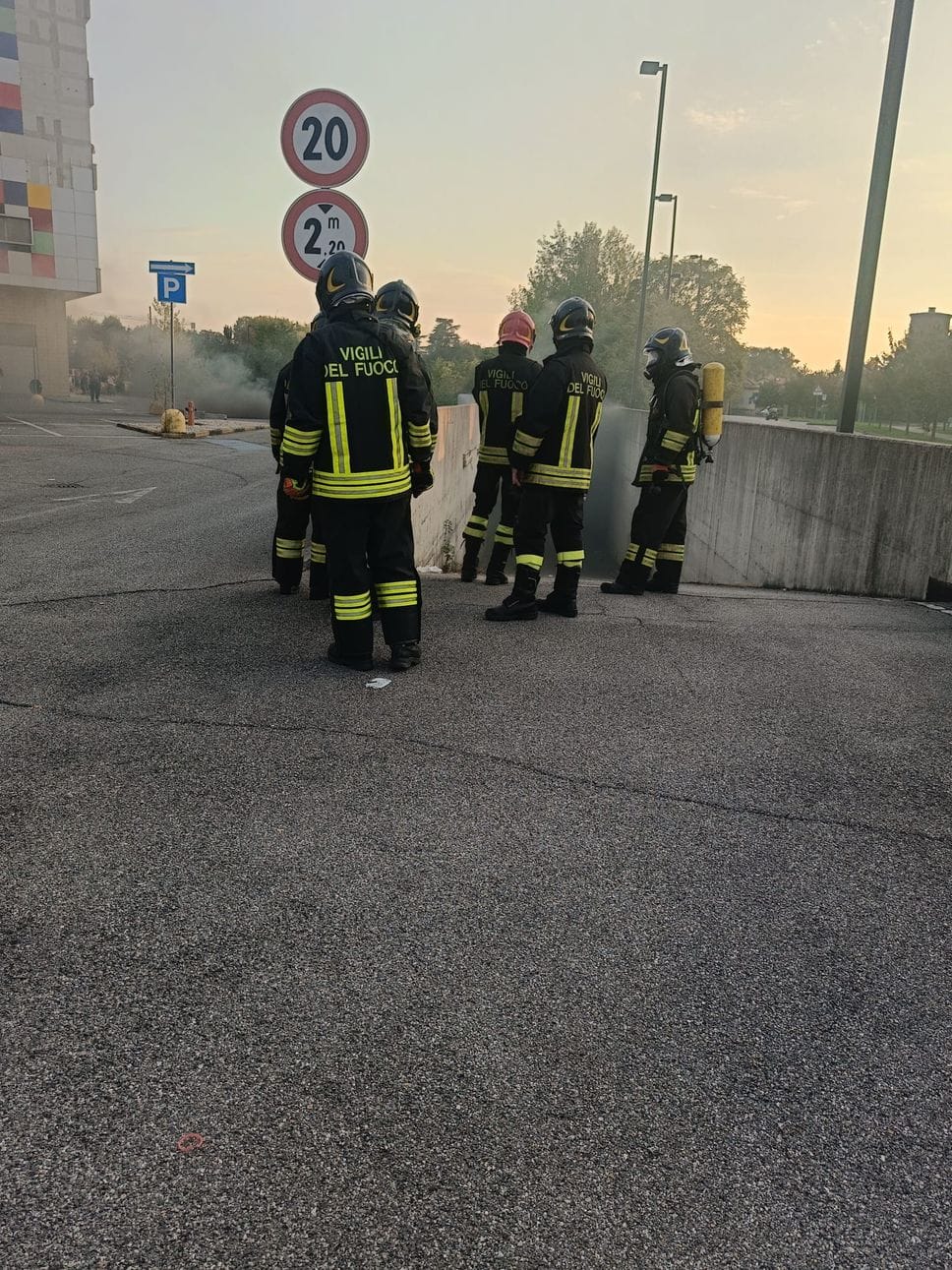 Martinengo, fumo nero nel parcheggio del supermercato: intervengono i vigili del fuoco
