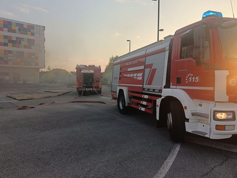 Martinengo, fumo nero nel parcheggio del supermercato: intervengono i vigili del fuoco