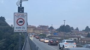 Ponte di Canonica a senso unico alternato per lavori: lunedì di disagi e code
