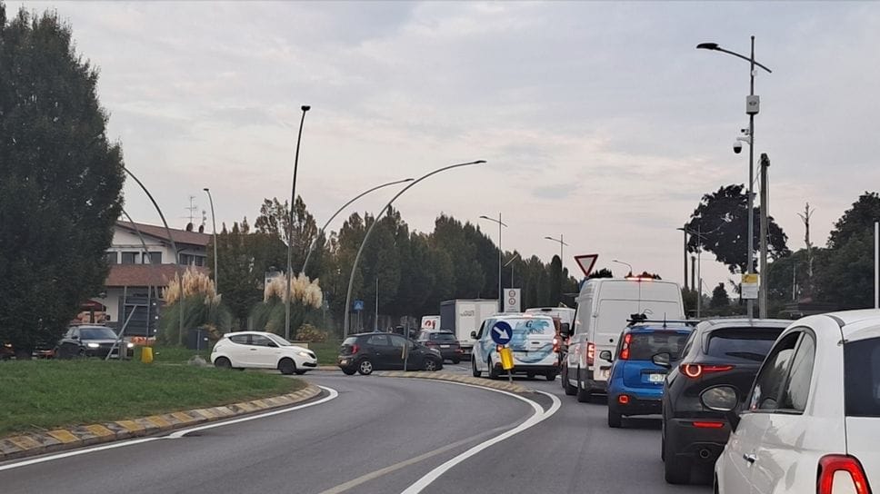Ponte di Canonica a senso unico alternato per lavori: lunedì di disagi e code