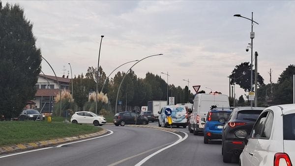 Ponte di Canonica a senso unico alternato per lavori: lunedì di disagi e code