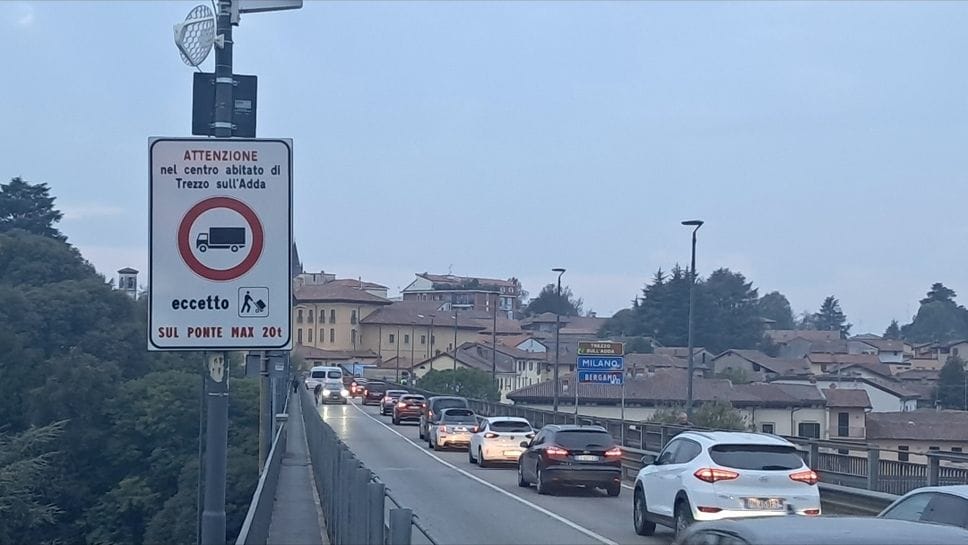 Ponte di Canonica a senso unico alternato per lavori: lunedì di disagi e code