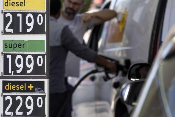 Scade a mezzanotte sconto carburanti, da domani accise mobili