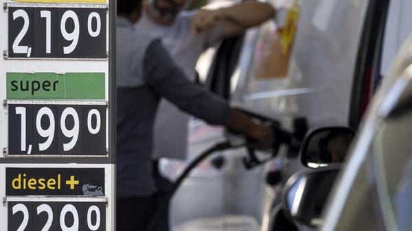 Scade a mezzanotte sconto carburanti, da domani accise mobili