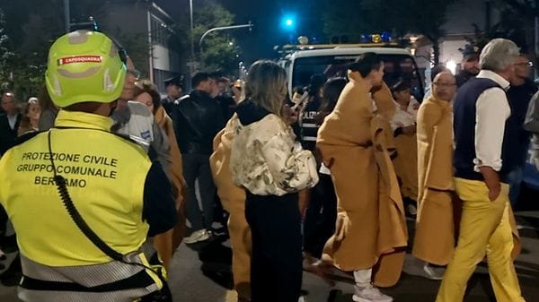 Esplosione a Bergamo, una ventina fuori casa. Gli sfollati ospitati in hotel