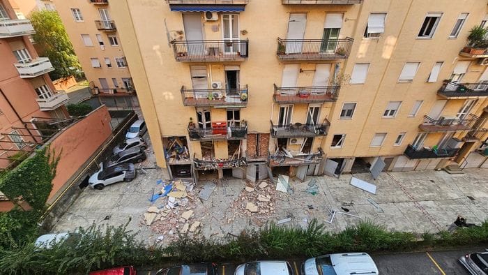 https://storage.ecodibergamo.it/media/photologue/2026/10/6/photos/cache/esplosione-di-via-longo-a-bergamo-il-tubo-del-gas-trovato-staccato-resta-gravi_1cb48992-c15e-11f1-a31f-b7d0bf99ca0c_1920_1080_v3_large_16_9.jpeg