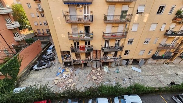 Esplosione di via Longo a Bergamo, il tubo del gas trovato staccato. Resta gravissima la coppia di inquilini - Le foto