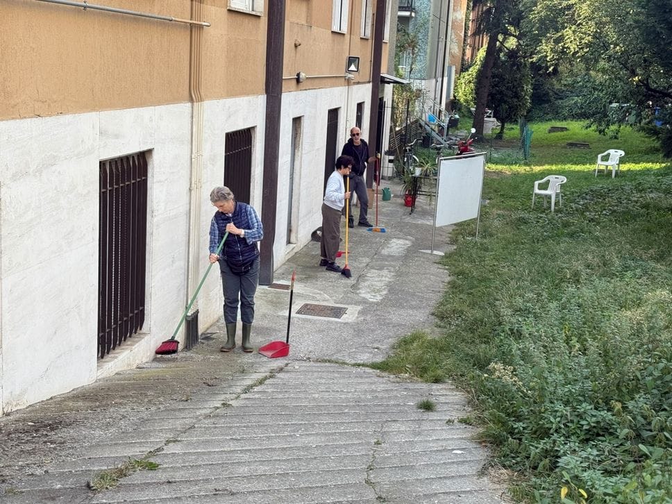 Esplosione di via Longo a Bergamo, il tubo del gas trovato staccato. Resta gravissima la coppia di inquilini - Le foto, il video