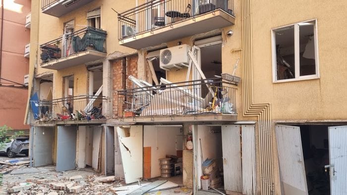 Esplosione di via Longo a Bergamo, il tubo del gas trovato staccato. Resta gravissima la coppia di inquilini - Le foto, il video