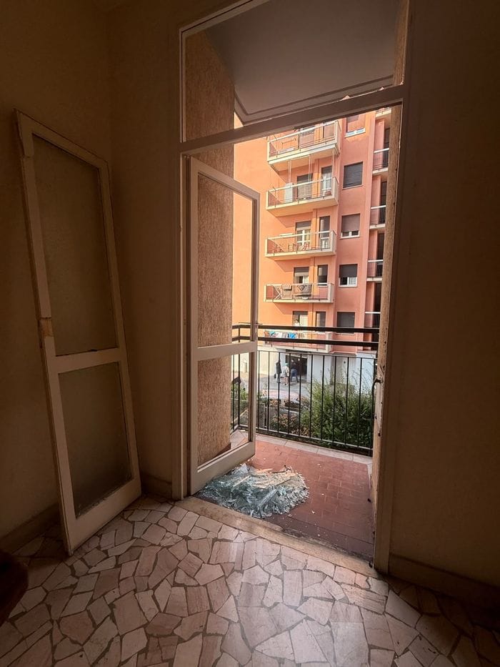 Esplosione di via Longo a Bergamo, il tubo del gas trovato staccato. Resta gravissima la coppia di inquilini - Le foto, il video