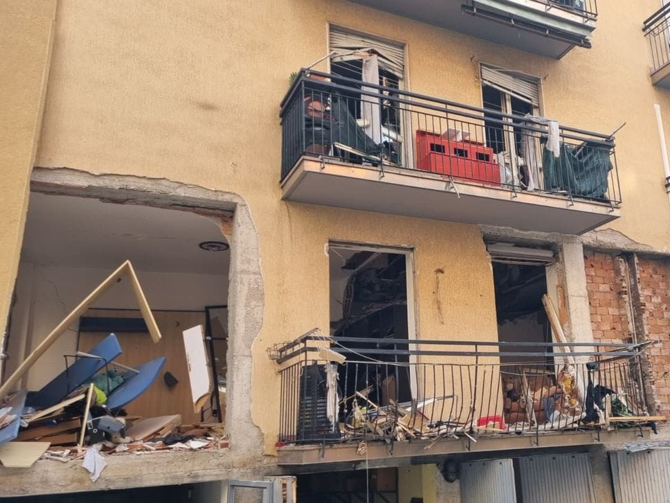 Esplosione di via Longo a Bergamo, il tubo del gas trovato staccato. Resta gravissima la coppia di inquilini - Le foto, il video