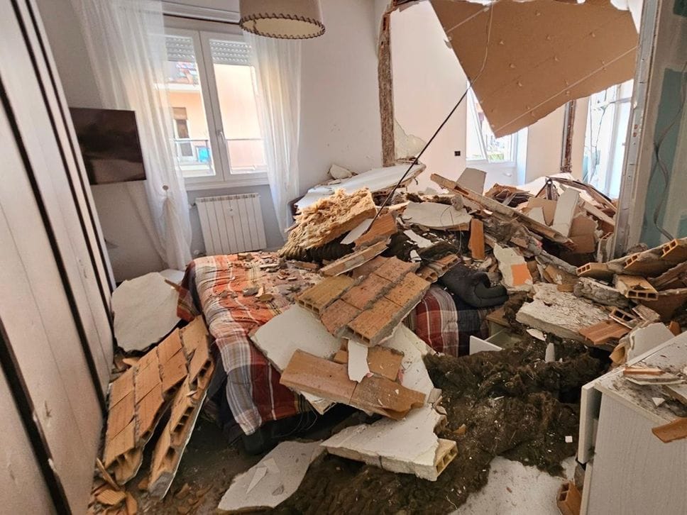 Esplosione di via Longo a Bergamo, il tubo del gas trovato staccato. Resta gravissima la coppia di inquilini - Le foto, il video