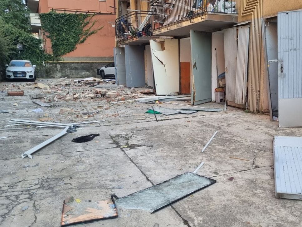 Esplosione di via Longo a Bergamo, il tubo del gas trovato staccato. Resta gravissima la coppia di inquilini - Le foto, il video