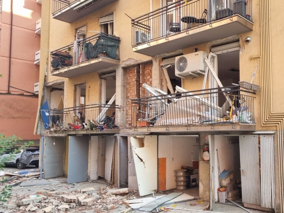 Esplosione di via Longo a Bergamo, il tubo del gas trovato staccato. Resta gravissima la coppia di inquilini - Le foto, il video