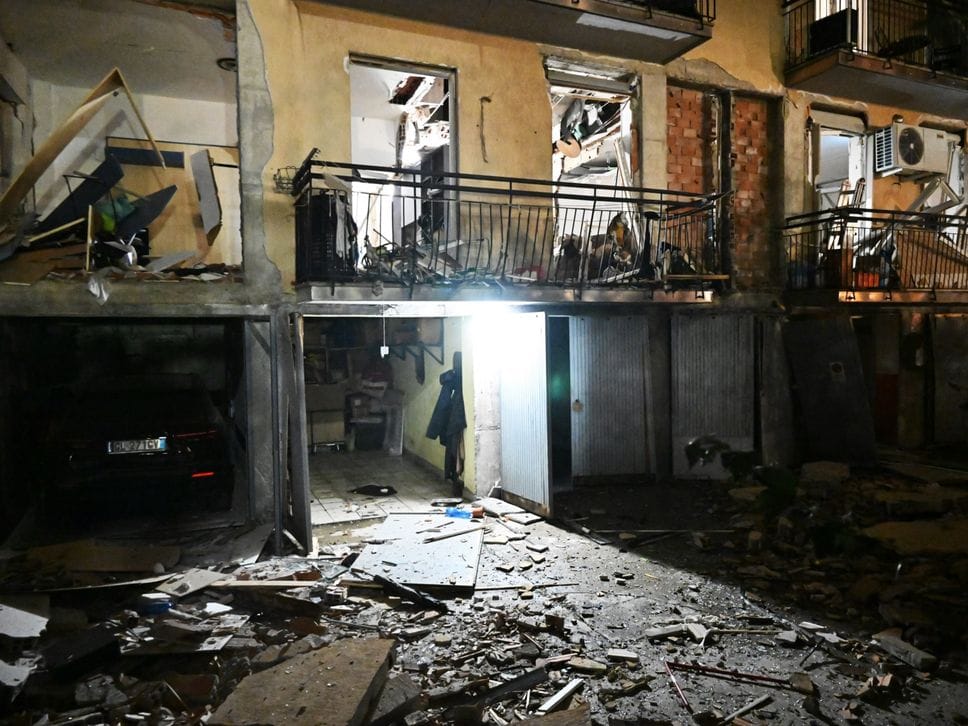 L’esplosione di via Longo a Bergamo: «Boato come in guerra, urla e vetri ovunque»