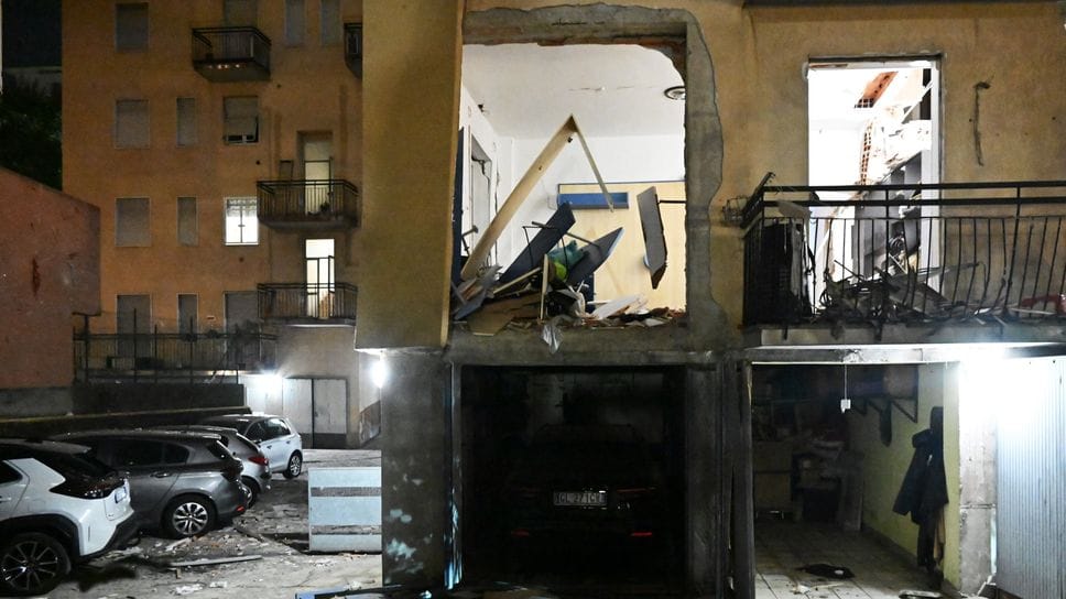 Via Longo, il portinaio cerca la fuga di gas fino all’esplosione: «Il muro gli ha salvato la vita» 