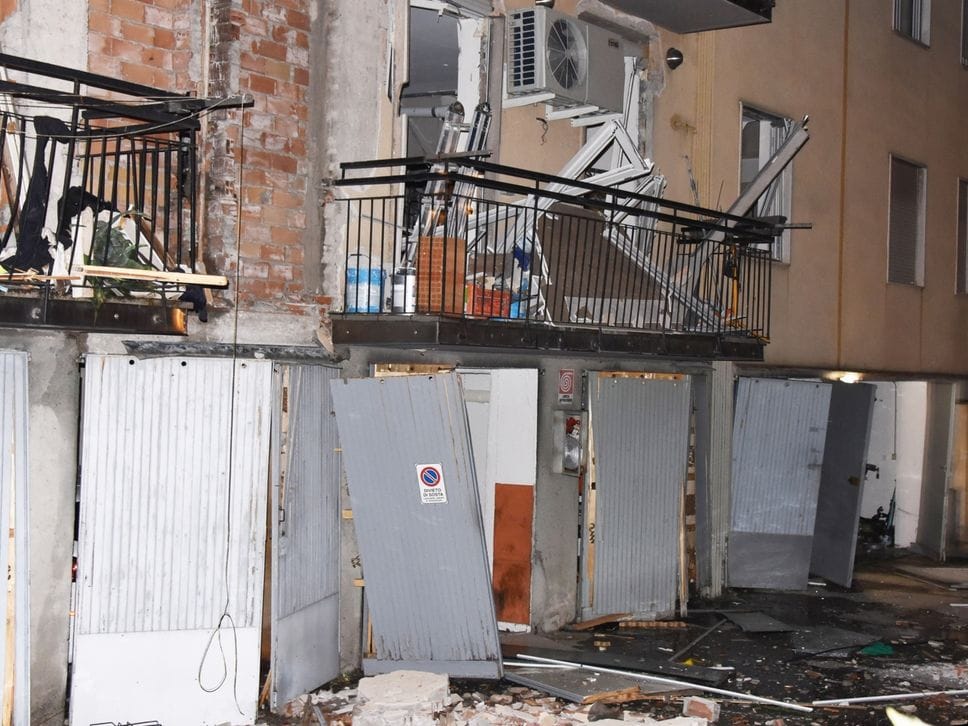 Via Longo, il portinaio cerca la fuga di gas fino all’esplosione: «Il muro gli ha salvato la vita» 