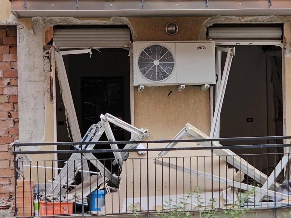 Esplosione in via Longo a Bergamo, restano gravi i coniugi - Le foto