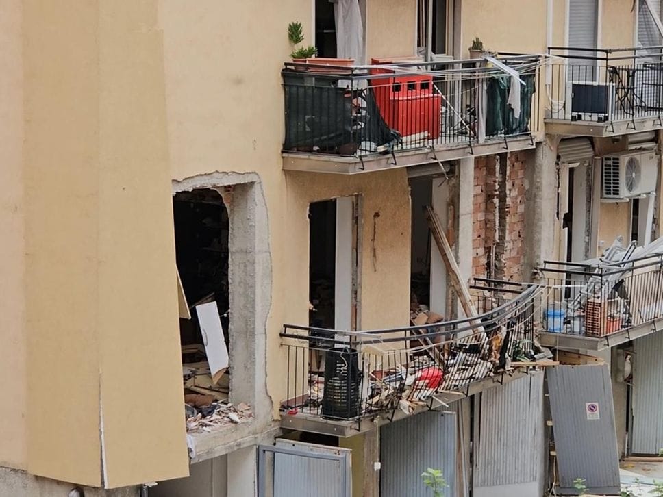 Esplosione in via Longo a Bergamo, restano gravi i coniugi - Le foto