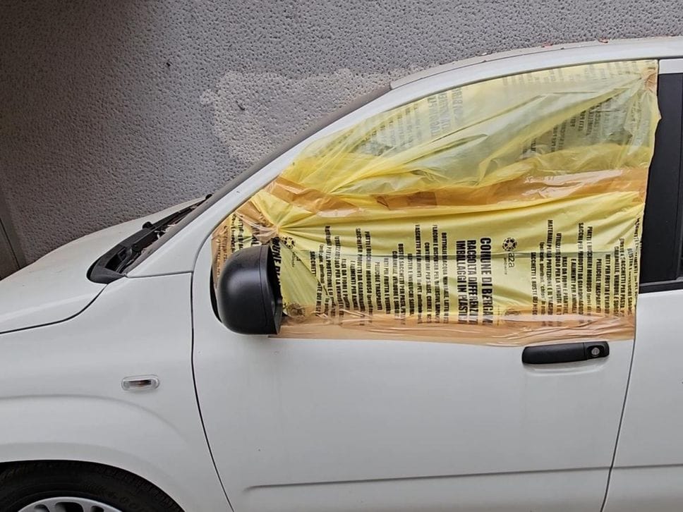 Esplosione in via Longo a Bergamo, restano gravi i coniugi - Le foto