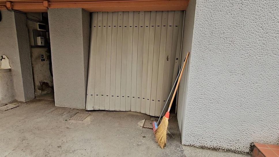 Esplosione in via Longo a Bergamo, restano gravi i coniugi - Le foto