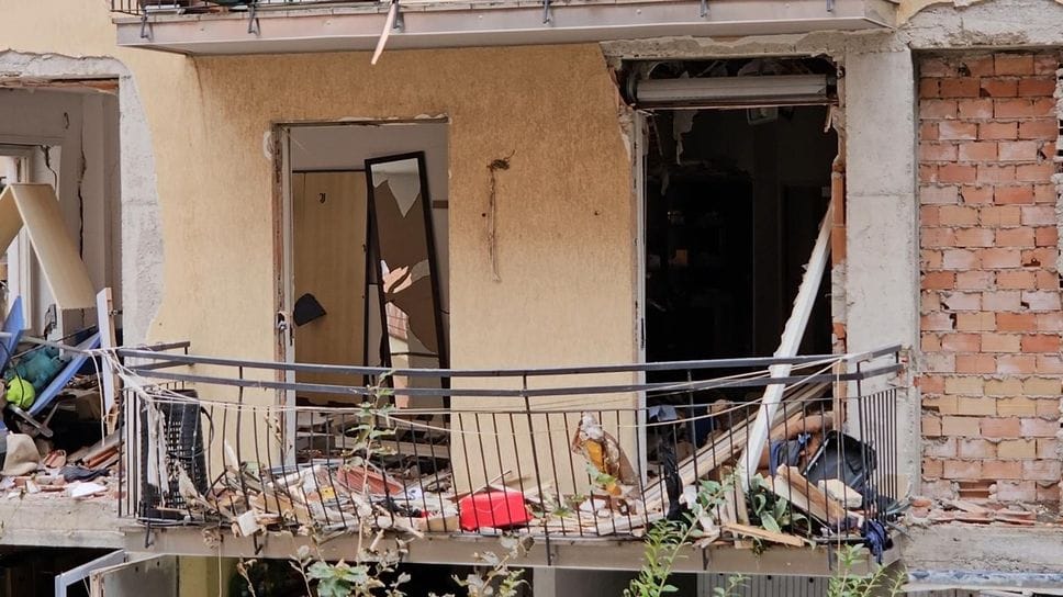 Esplosione in via Longo a Bergamo, restano gravi i coniugi - Le foto