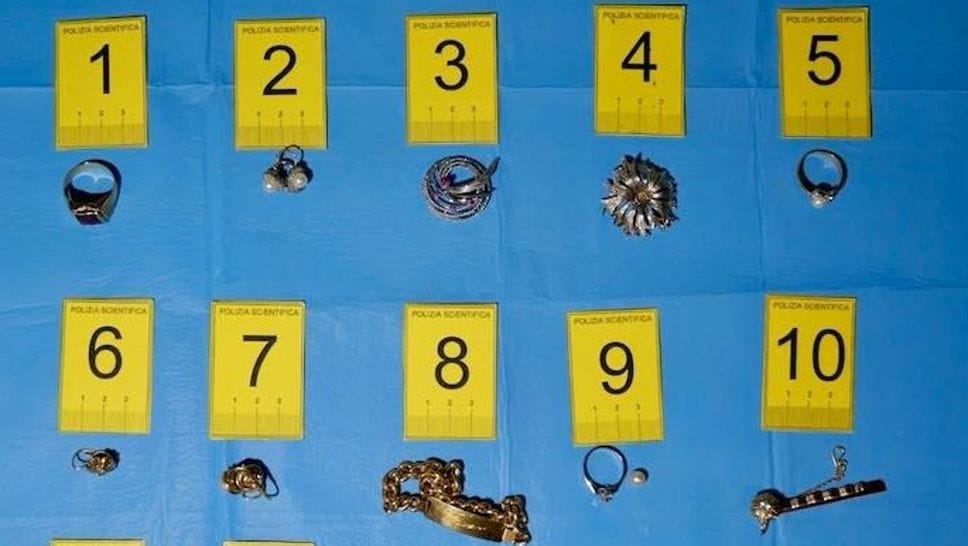 Uno si finge poliziotto, il complice ruba dei gioielli a una coppia di Villa d’Almè: arrestati