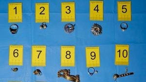 Uno si finge poliziotto, il complice ruba dei gioielli a una coppia di Villa d’Almè: arrestati