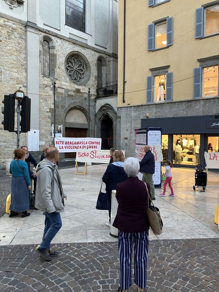 Bergamo, presidio contro la violenza di genere: «Basta alle violenze quotidiane» - Il video