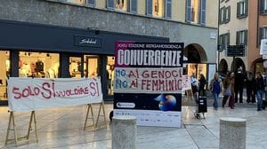 Bergamo, presidio contro la violenza di genere: «Basta alle violenze quotidiane» - Il video