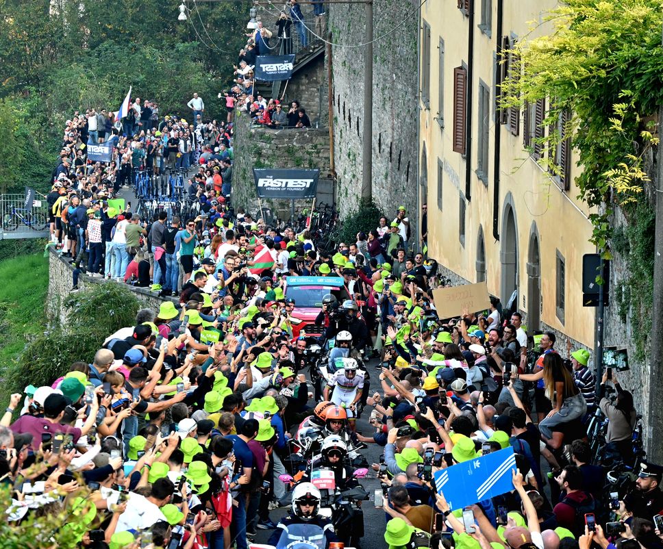 Giro Lombardia passaggio Pogacar sulla Boccola nel 2025 Giro Lombardia: passaggio in corsa