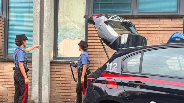 https://storage.ecodibergamo.it/media/photologue/2026/10/8/photos/cache/costa-volpino-entra-in-municipio-e-mette-tutto-a-soqquadro-arrestato-47enne_f52322d4-c33e-11f1-a31f-b7d0bf99ca0c_1920_1080_v3_large_16_9.jpeg