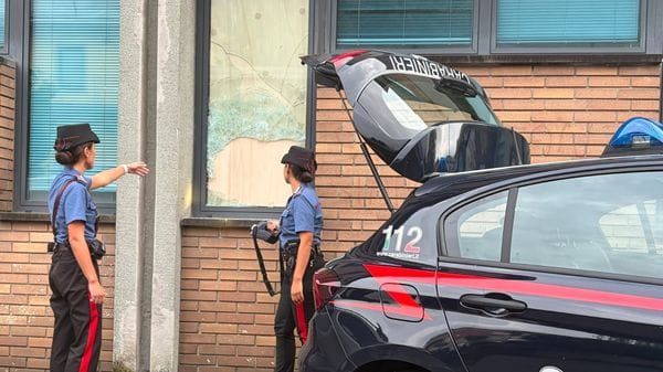 Costa Volpino, entra in municipio e mette tutto a soqquadro: arrestato 47enne