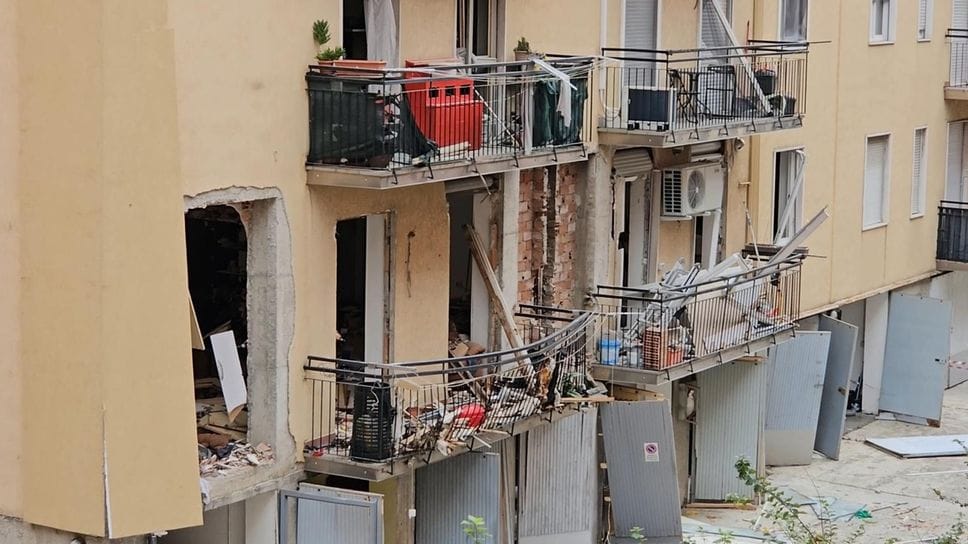 Esplosione in via Longo, 20 abitazioni non fruibili. Presidio fisso contro gli sciacalli