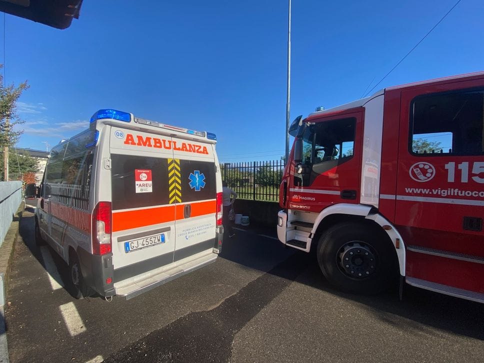 Schiacciato da un escavatore a Filago, imprenditore edile 62enne muore davanti al figlio
