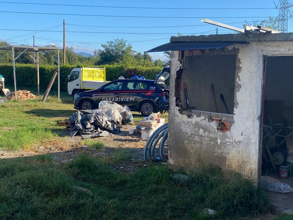 Schiacciato da un escavatore a Filago, imprenditore edile 62enne muore davanti al figlio