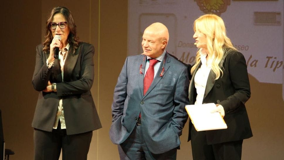 Mauro Carrara con Jessica, che ha ricevuto una donazione di midollo, la giornalista Alma Grandin