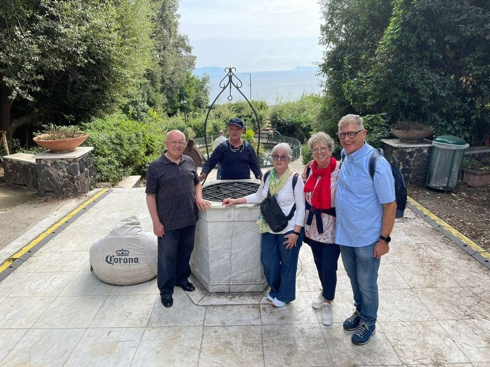 Qui sopra, con la moglie, il parroco di Albino e una coppia di amici a Napoli