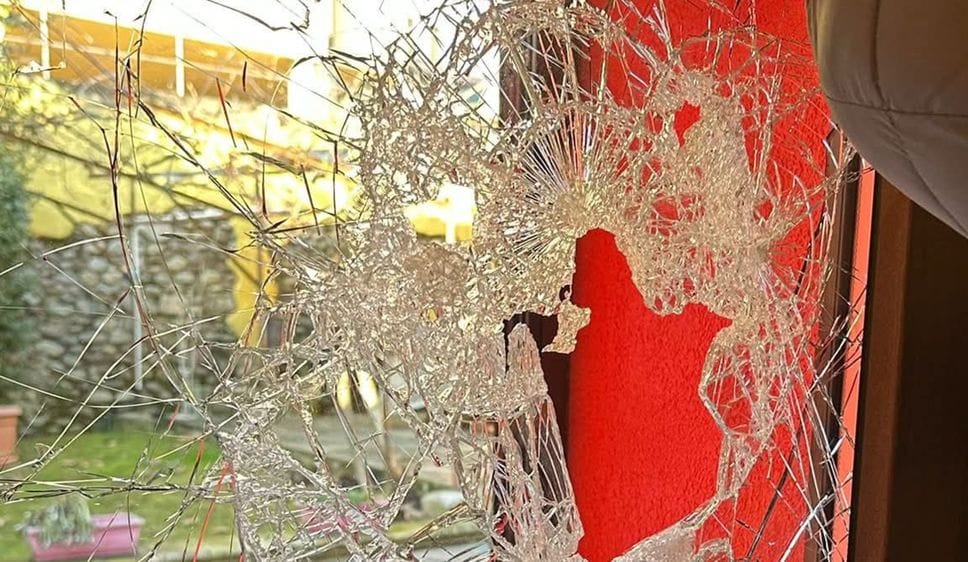 Il vetro rotto per entrare