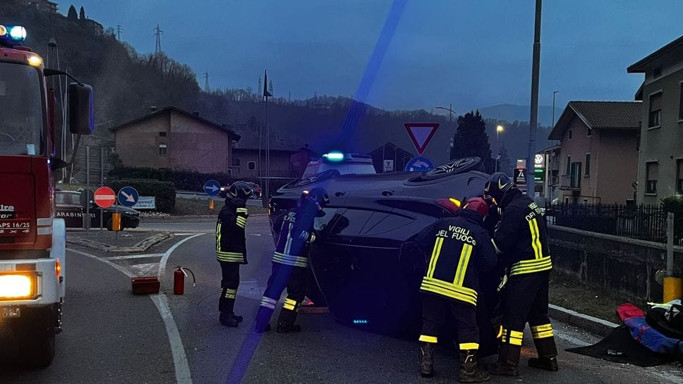 La Mercedes GLC si è ribaltata alla rotonda di Casnigo