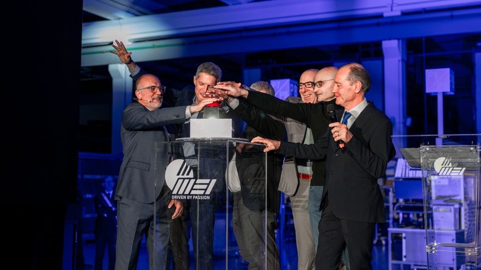 Stefano Sonzogni (primo a sx) con i soci nel momento dell’inaugurazione del nuovo stabilimento