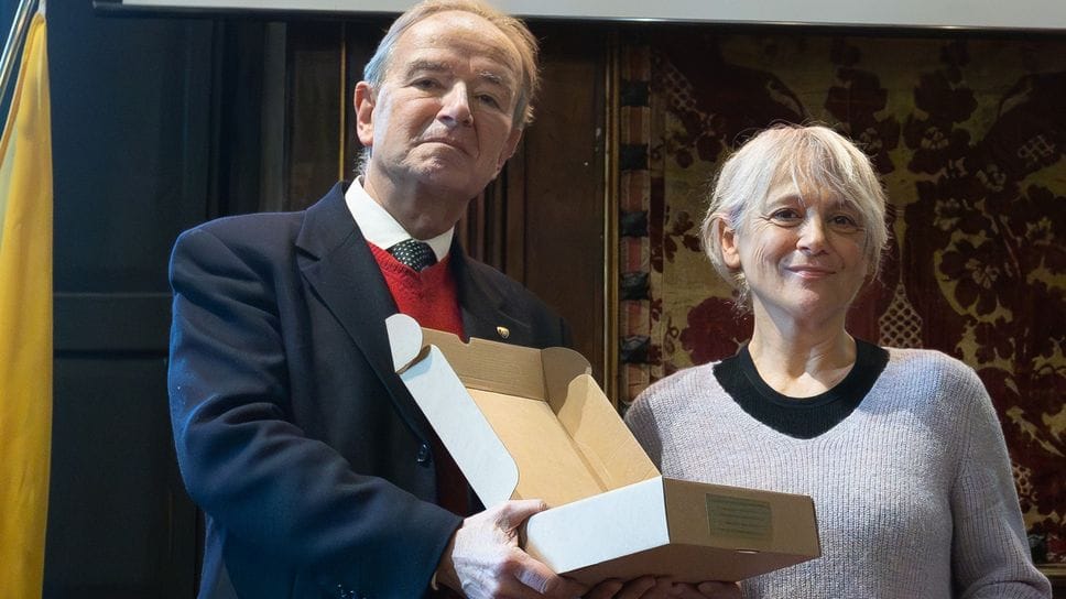 Piero Carlesi premia Roberta Orsenigo, sceneggiatrice del film «Odyssea Borealis»