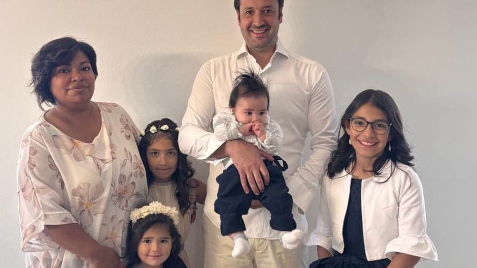 La famiglia Gaini con i quattro figli al battesimo di Nicola