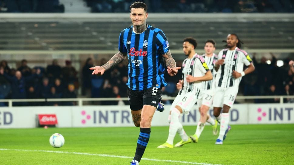 Gianluca Scamacca, qui a segno su rigore contro la Juventus in Coppa Italia. Il centravanti ha saltato la gara con la Cremonese per una contusione all’anca