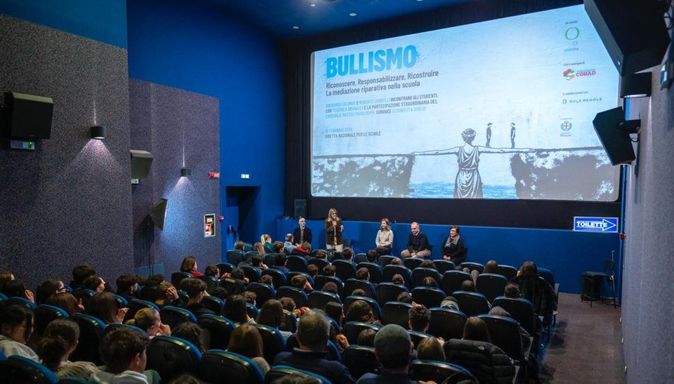 Gli studenti dell’Istituto Nata all’incontro sul bullismo
