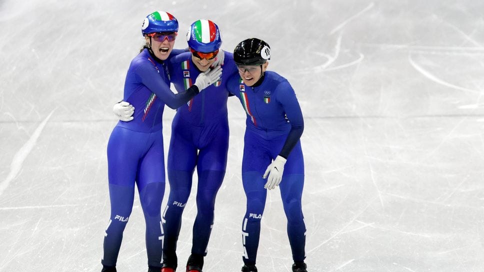 Elisa Confortola, Pietro Sighel e Arianna Fontana esultano dopo la vittoria nella staffetta a squadre miste dello short track: Arianna è a una medaglia dal record